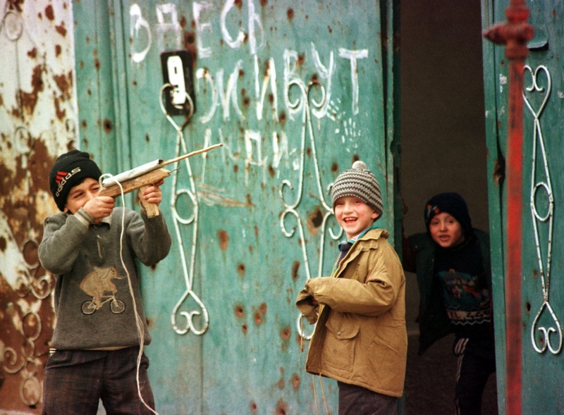 Мальчишки играют на улицах Грозного, август 1999 года.