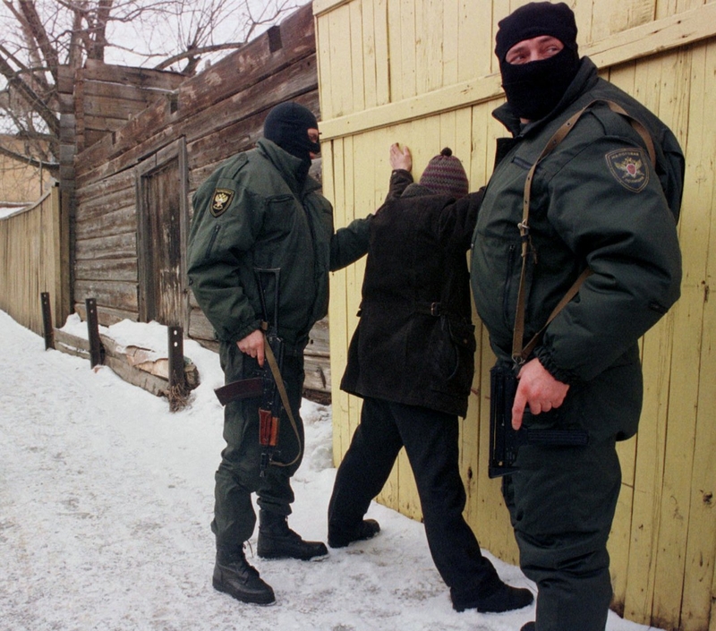 Полиция производит арест на улице Серпухова, февраль 1999 года.
