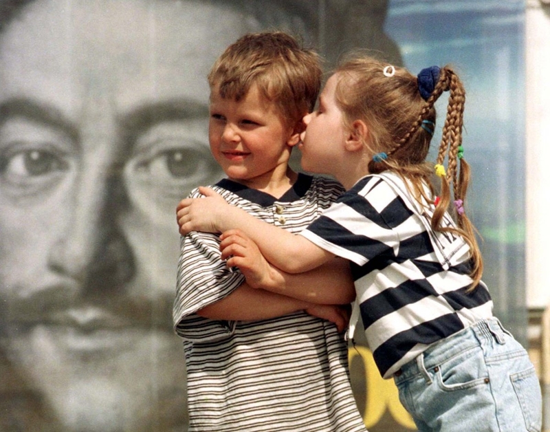 Девочка целует мальчика, 23 мая 1999 года.