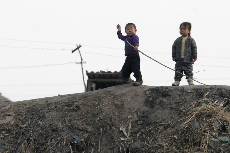 Северокорейские дети реагируют на фотографа на берегу реки Ялу близ северокорейского города Синыйджу, 16 декабря 2006 год.