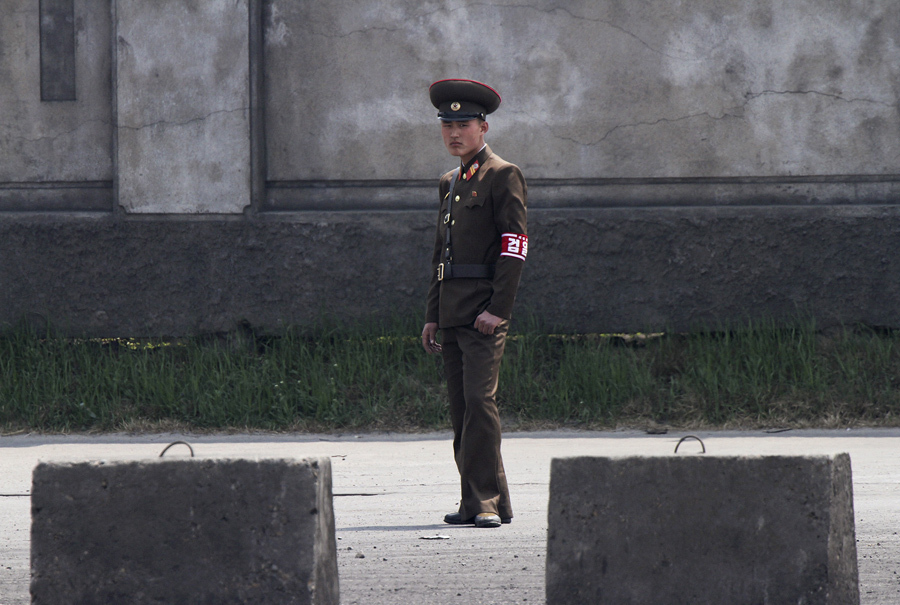 Северокорейский солдат стоит на страже, 1 мая 2014 г.