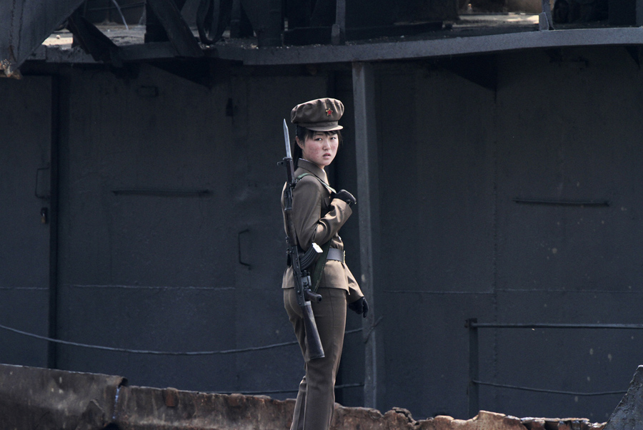Девушка пограничник стоит на страже, 1 мая 2014 г.