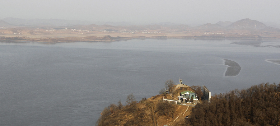 Деревня в Северной Корее, на северной стороне демилитаризованной зоны (DMZ) , разделяющей две Кореи, 22 декабря 2010 года.