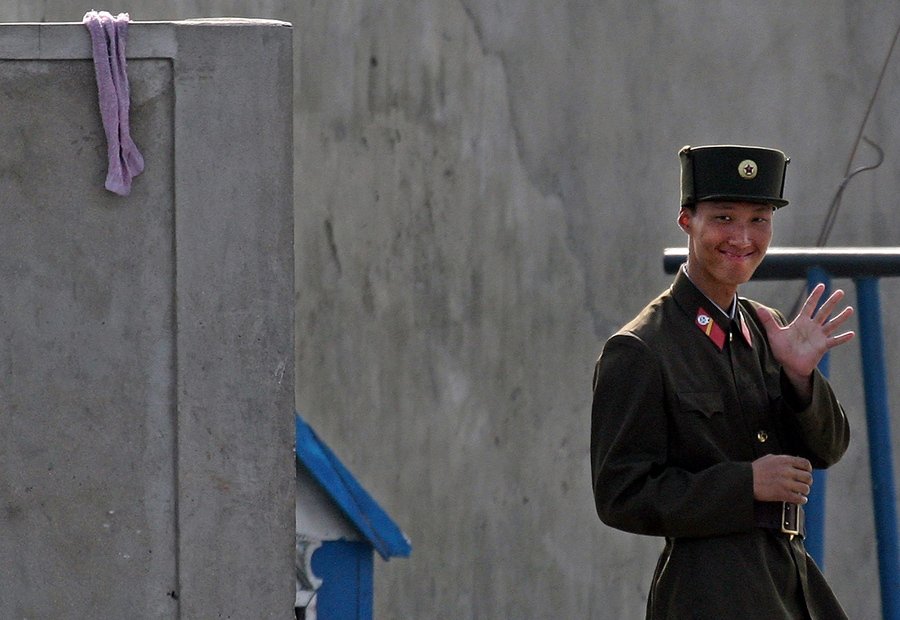 Северокорейский пограничник улыбается фотографу, 9 октября 2006 года.