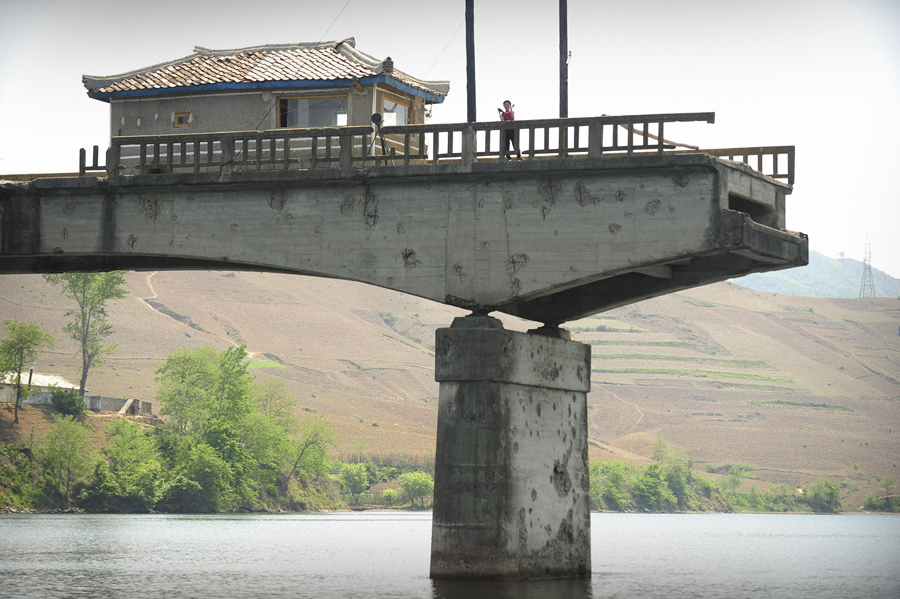 Северокорейский мост, разрушенный во время войны в Корее через реку Ял в Северной Корее, 26 мая 2009 года.