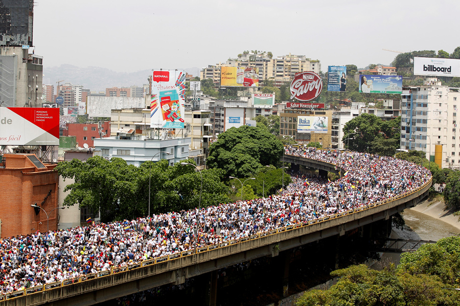 Демонстранты против президента Венесуэлы Николаса Мадуро в Каракасе 19 апреля 2017.
