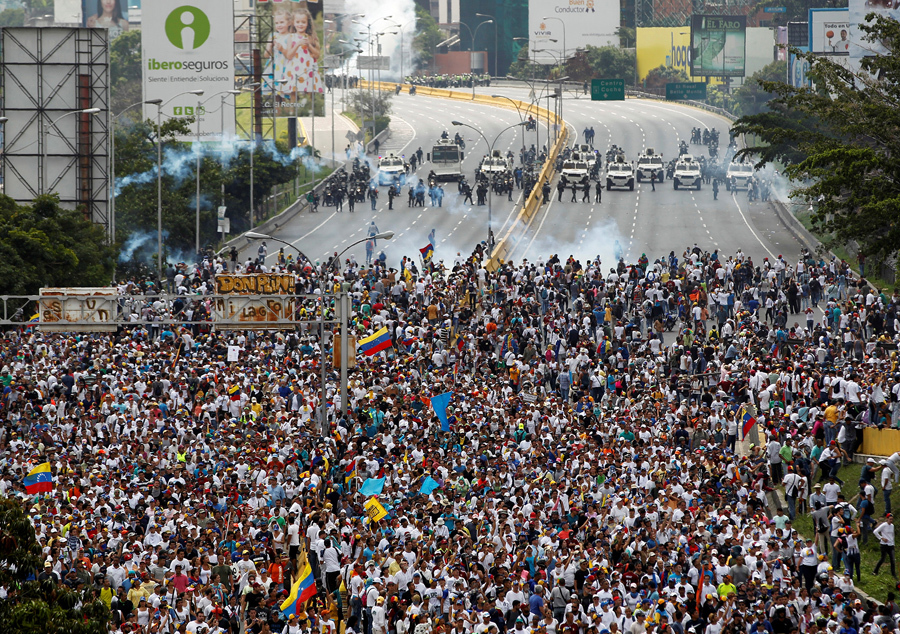 Столкновения демонстрантов с полицией во время так называемой «матерью всех маршей» в Каракасе 19 апреля 2017 года.
