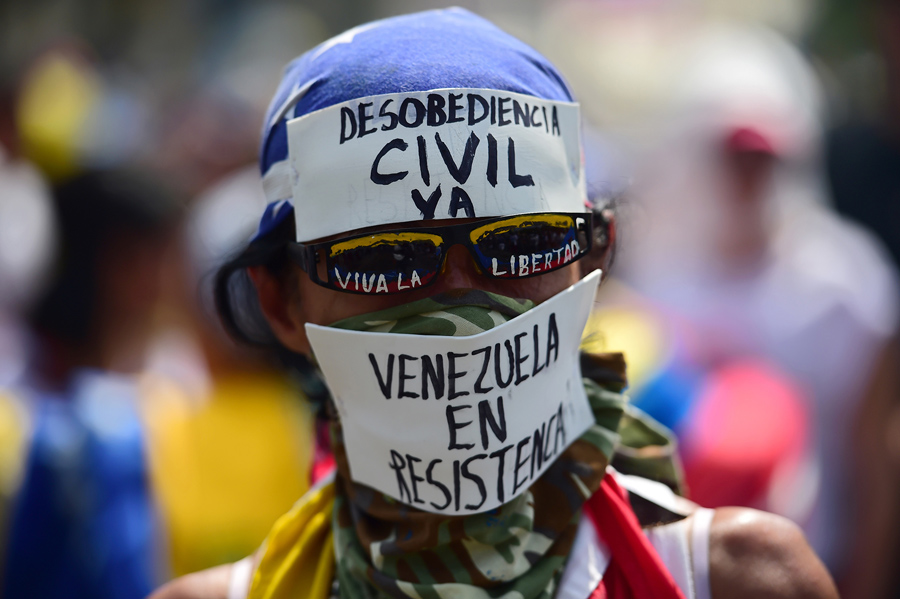 Демонстратор против правительства президента Николаса Мадуро во время акции протеста на восточной стороне Каракаса 19 апреля 2017.