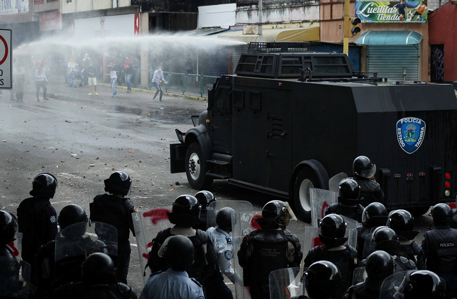 Сторонники оппозиции в столкновении с полицией во время акций протеста против президента Мадуро в городе Сан-Кристобаль, запад Венесуэлы, 19 апреля, 2017.