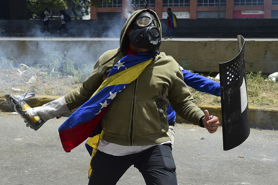 Столкновения демонстрантов с полицией в Каракасе 19 апреля 2017.