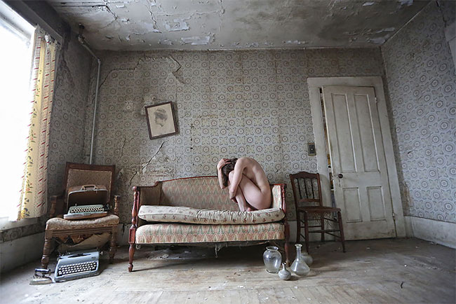 Фотограф превращает заброшенные места в «темную сказку»