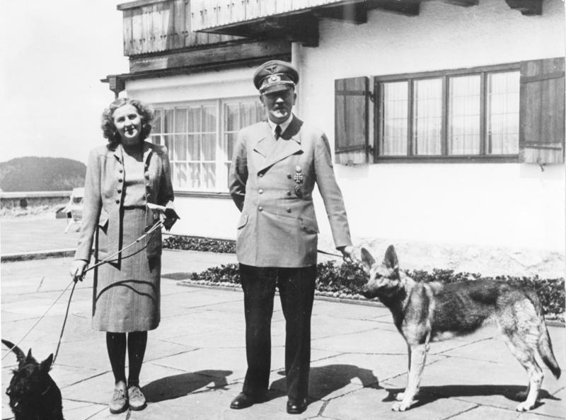Адольф Гитлер и Ева Браун на Бергхофе, 1942