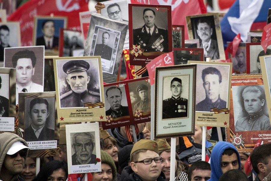 Люди несут портреты родственников, которые воевали во время Второй мировой войны, во время марша Бессмертного полка по Тверской улице в Москве 9 мая 2017 года.