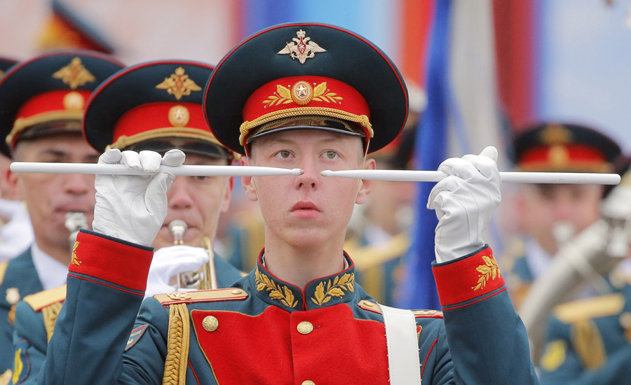 Военный оркестр выступает на Красной площади во время военного парада в День Победы 9 мая 2017 года.