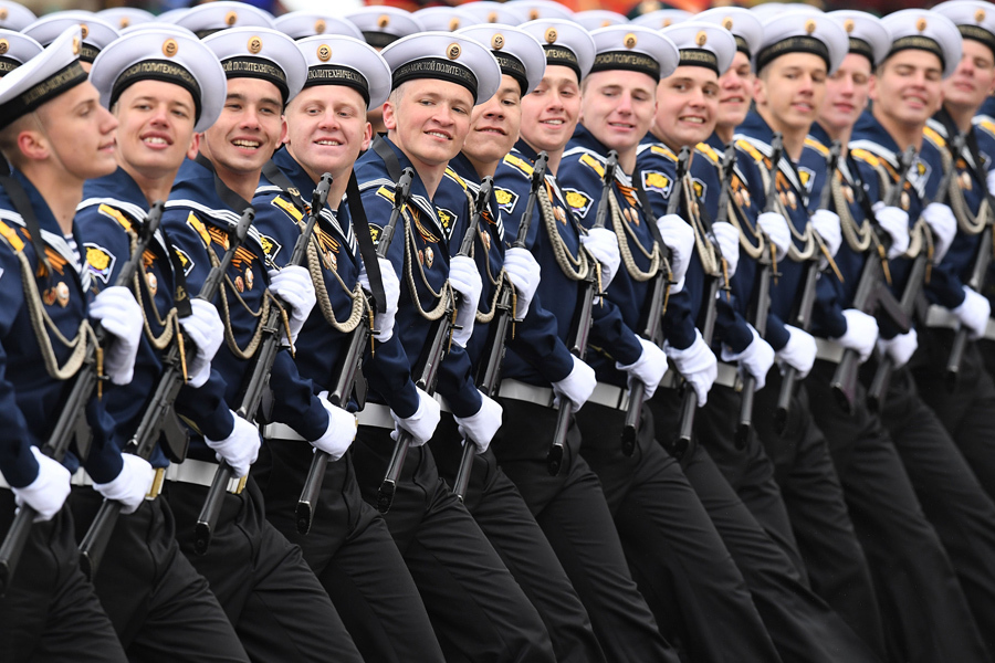 Российские военнослужащие маршируют на Красной площади во время военного парада в День Победы 9 мая 2017 года.