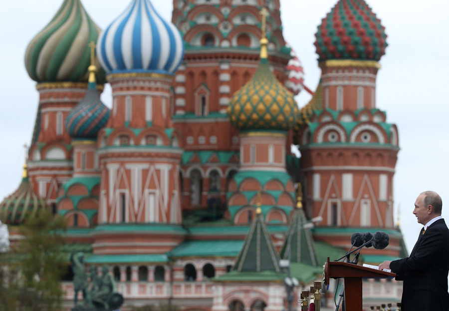 Президент России Владимир Путин выступает с речью на военном параде, в честь 72-ой годовщины победы в Великой Отечественной войне на Красной площади 9 мая 2017 года в Москве. 