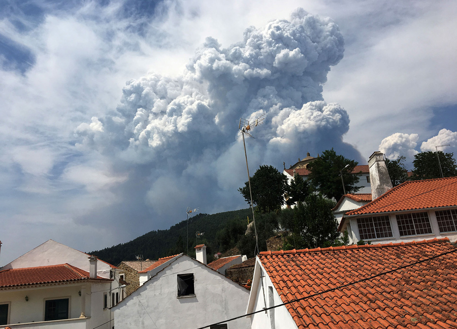 Дым от лесных пожаров над деревней Дорнес, Португалия, 18 июня 2017 года.