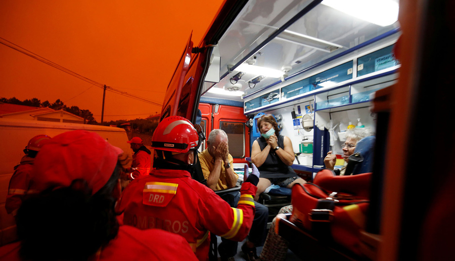 Эвакуация местных жителей во время лесных пожаров в Derreada Cimeira, Португалия, 18 июня, 2017.