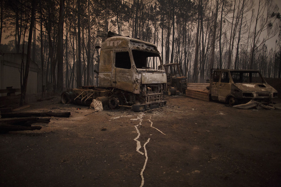 Сгоревшие автомобили, Португалия, 2017 год.