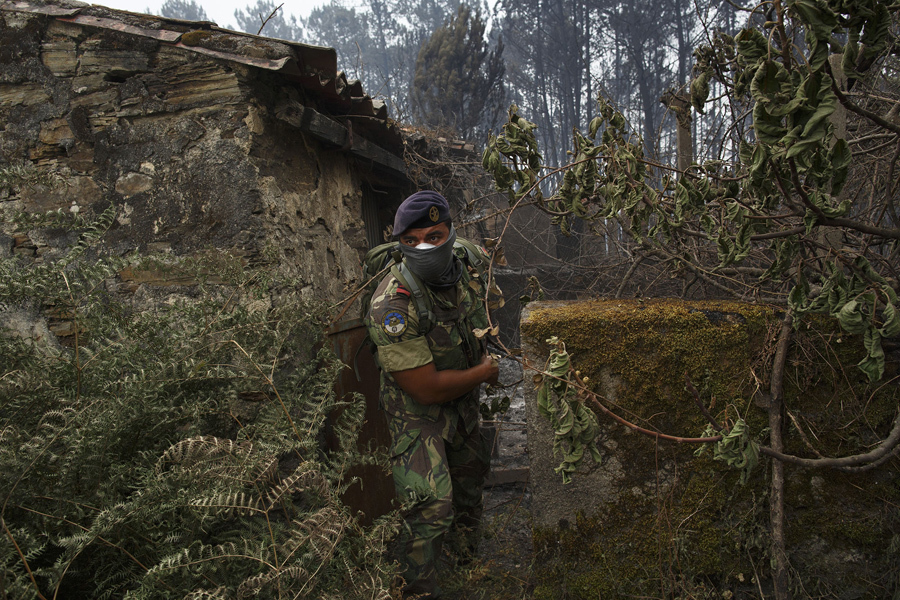 Португальский солдат проверяет местность на наличие выживших людей, 19 июня 2017.