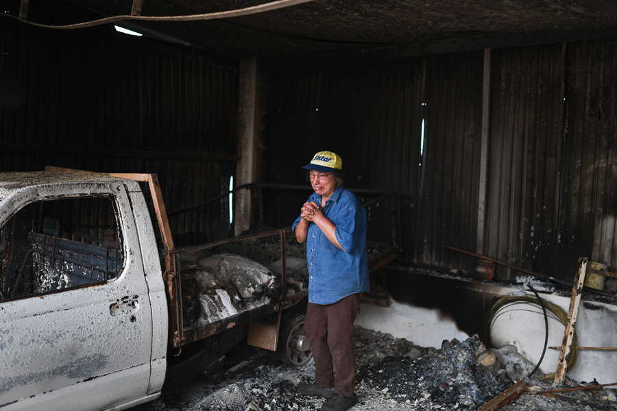 63 летняя Изабель Годинью (Isabel Godinho), плачет около своего сгоревшего гаража вVilas de Pedro, 19 июня 2017. 