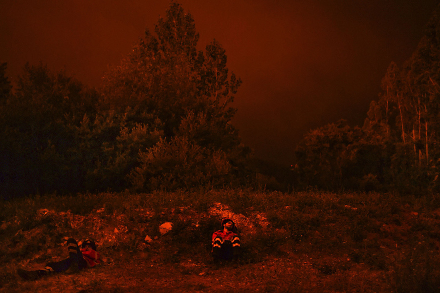 Пожарники отдыхают во время лесного пожара в Penela, Португалия, 18 июня, 2017. 