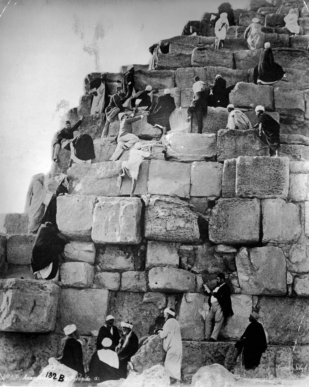 На вершине чуда света: ретро снимки туристов на пирамидах Гизы