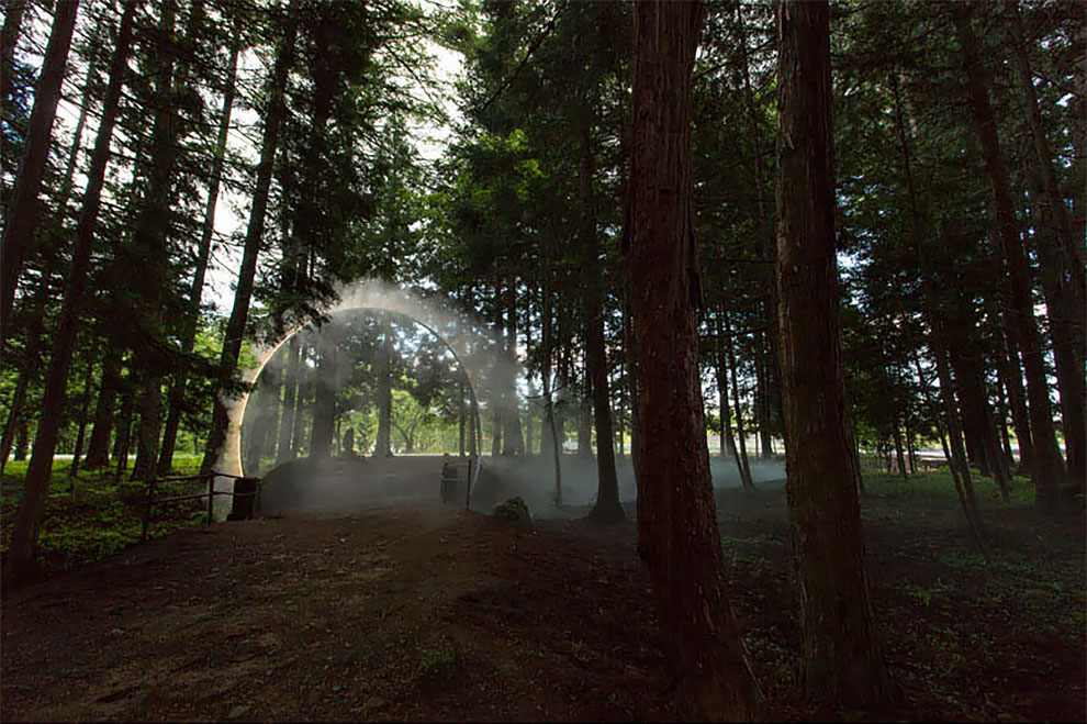 В Японии установили скульптуру "арка в тумане"
