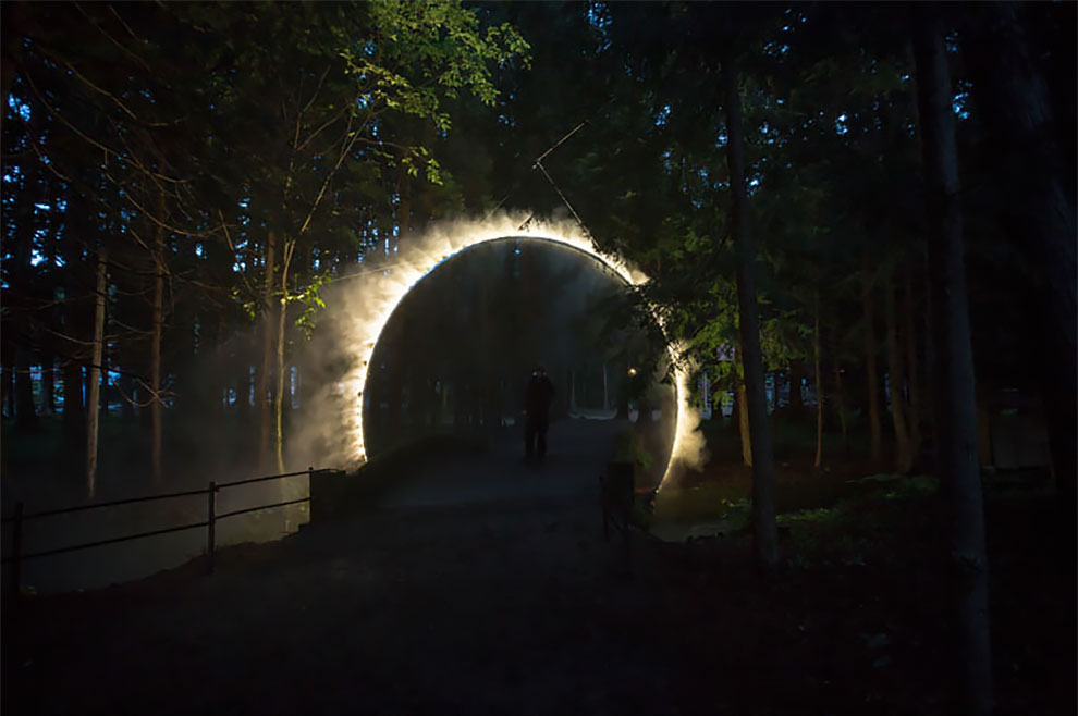 В Японии установили скульптуру "арка в тумане"
