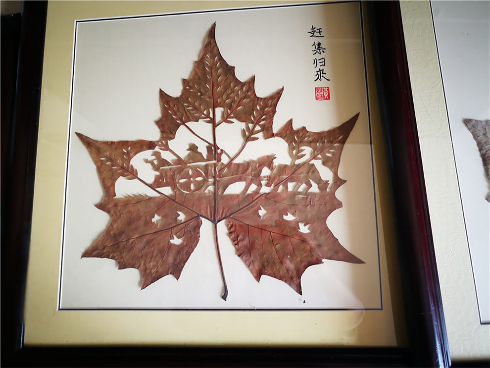 Опавшие листья превращаются в произведения искусства