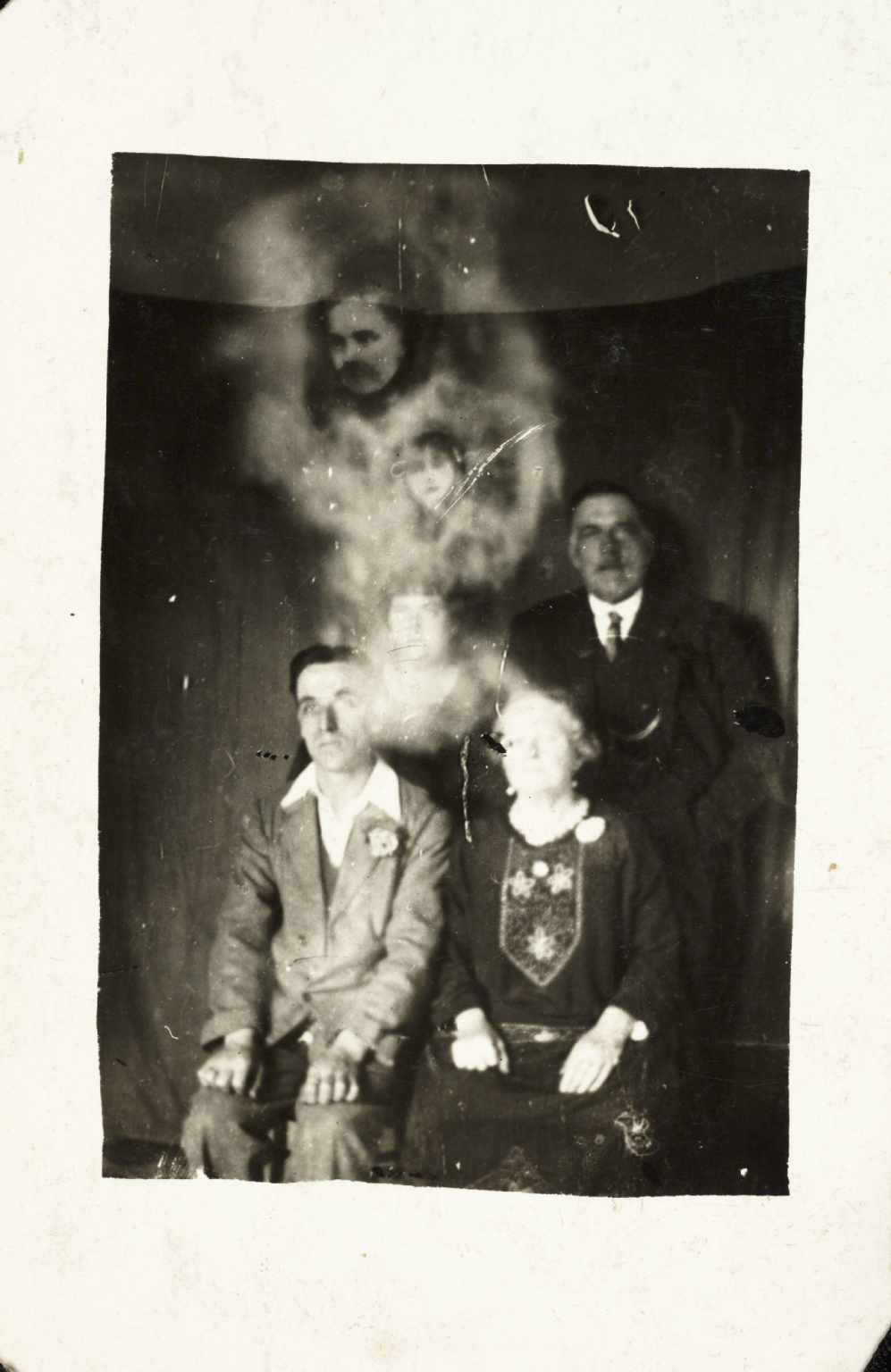 Призраки и привидения на старинных фотографиях Уильяма Хоупа