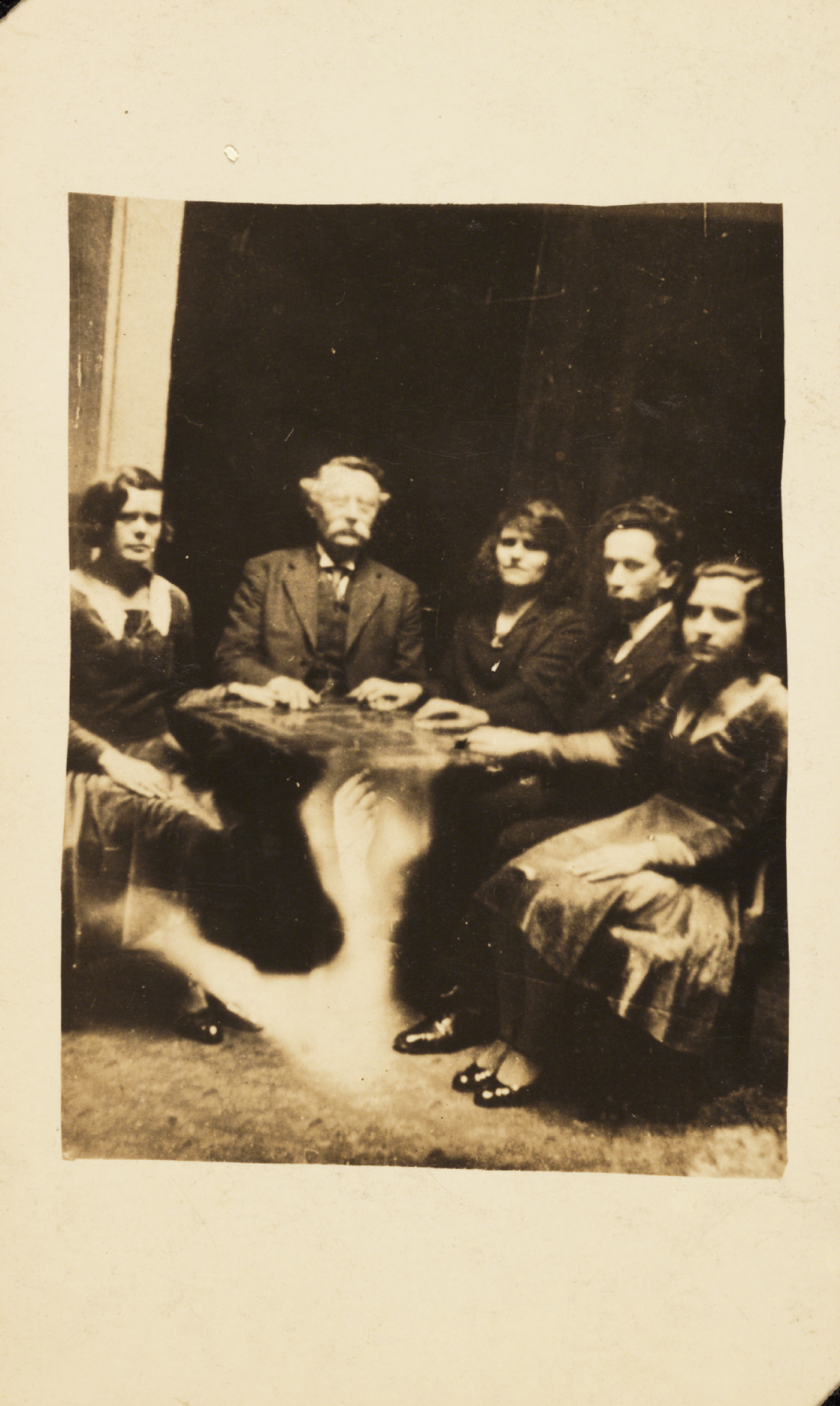 Призраки и привидения на старинных фотографиях Уильяма Хоупа