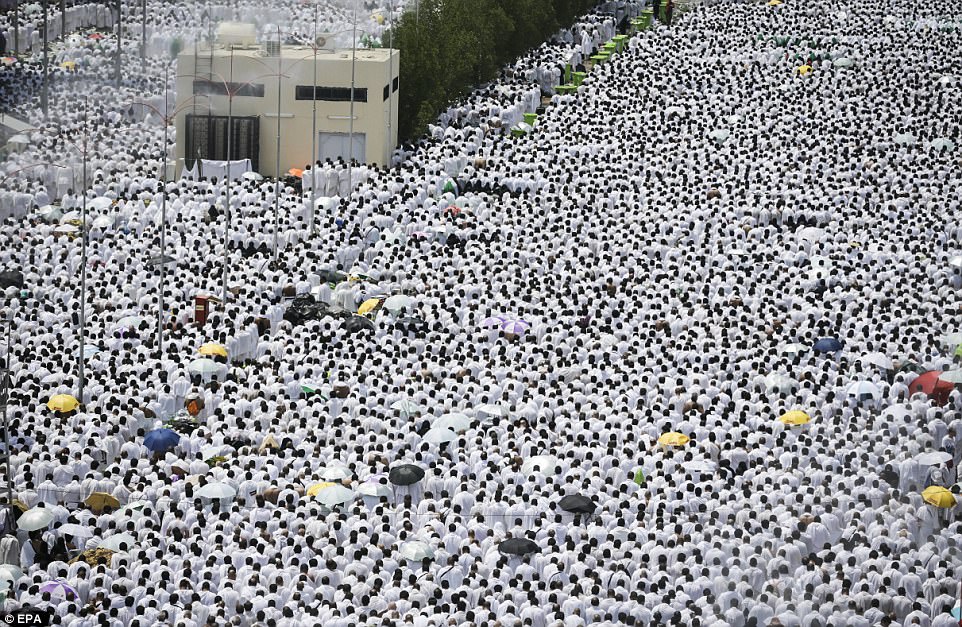 Два миллиона мусульман со всего мира собрались на горе Арафат