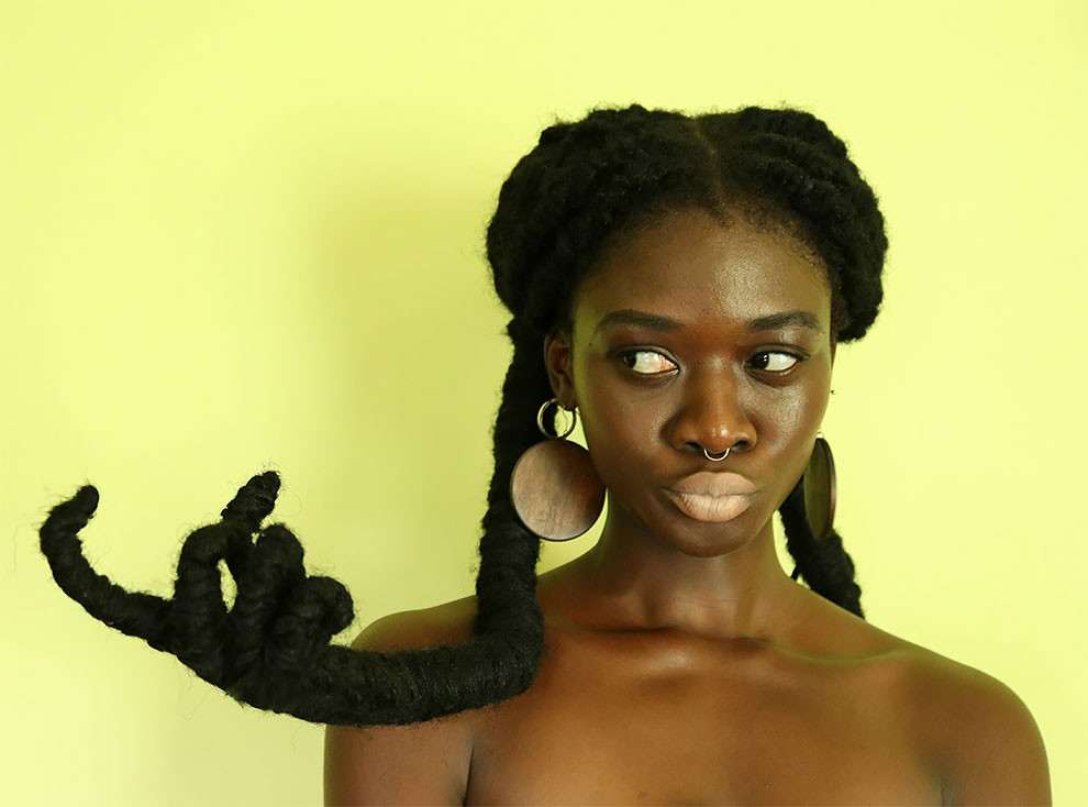 Художница из Кот-д’Ивуар делает скульптуры из собственных волос