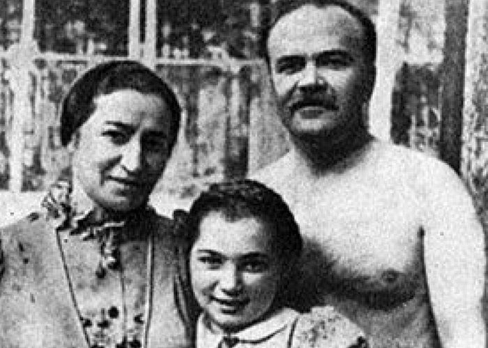 Полина Семёновна Жемчугова-Молотова с мужем и дочерью.