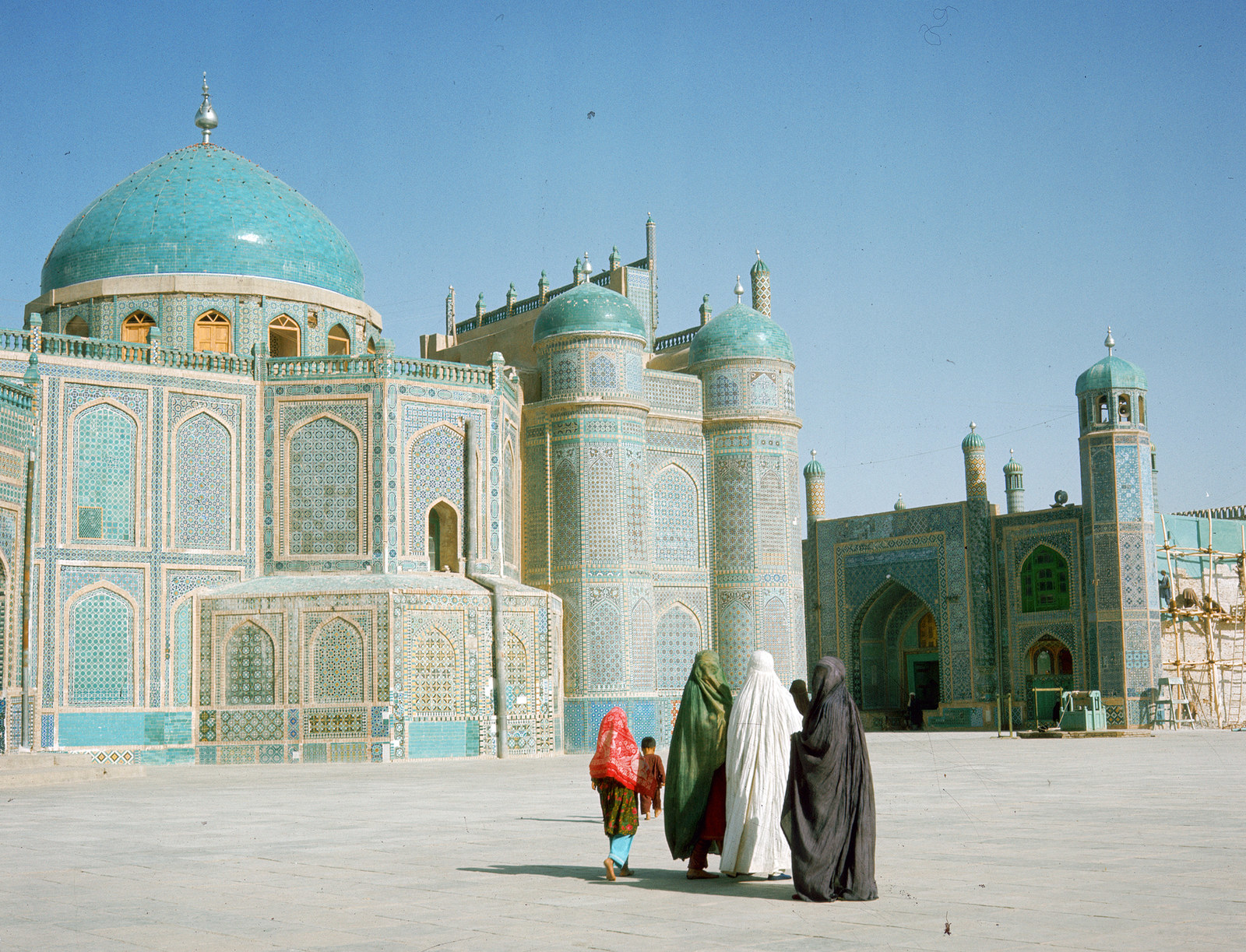 Женщины идут к "Голубой мечети" (Святыня Хазрат Али) в городе Мазари-Шариф, 1950