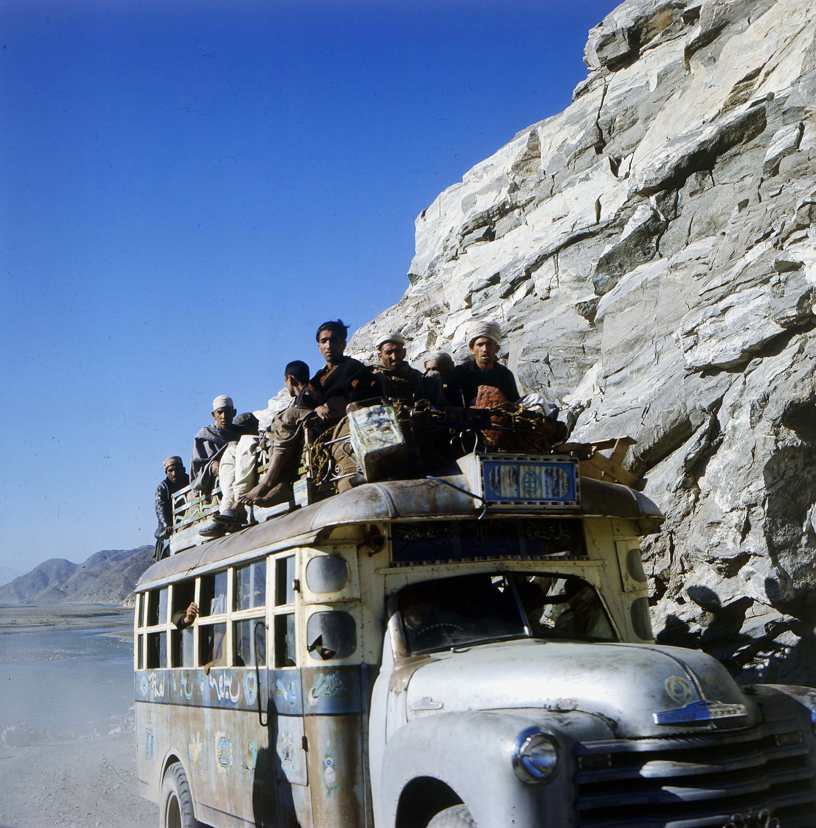 Автобус едет по пыльной дороге в Афганистане, 1970