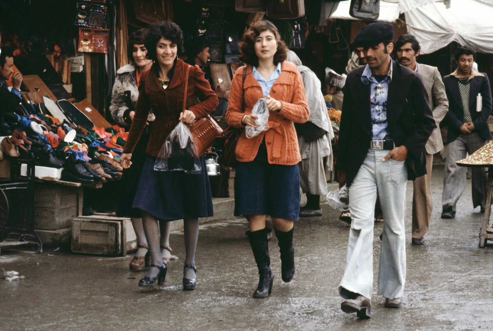 Покупатели проходят через рынок, Кабул, 1979