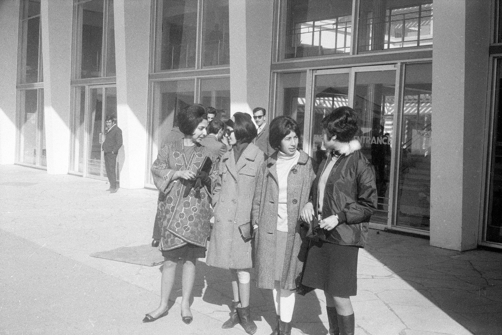 Женщины у аэропорта Кабула, март 1967 года.