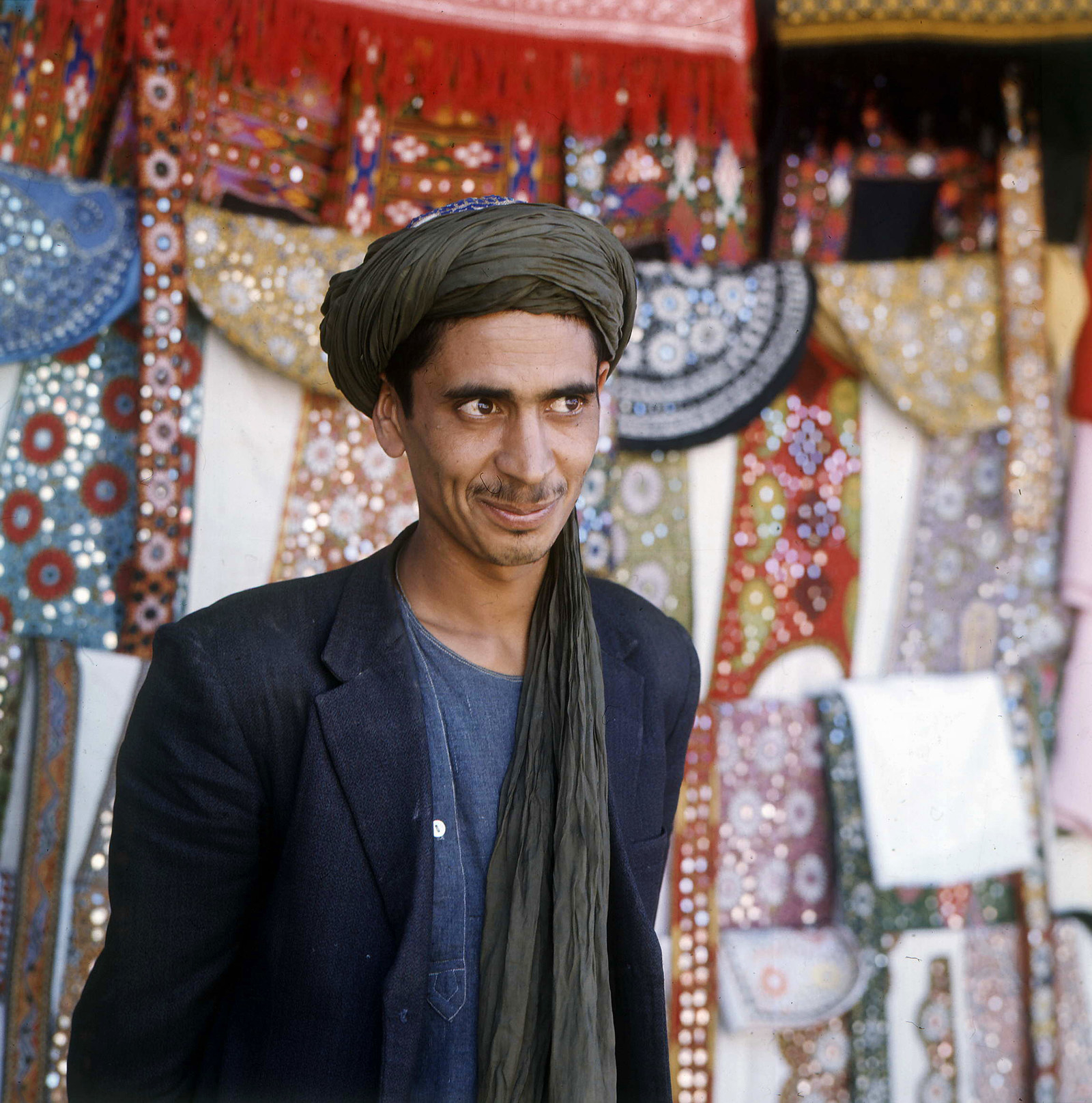 Торговец на рынке позирует для портрета, 1970