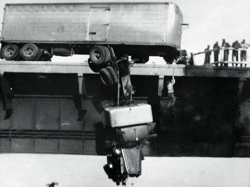 Спасение водителя сошедшего с моста тягача, Реддинг, штат Калифорния, США, 1954