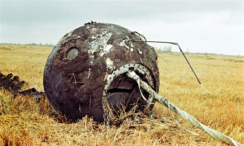 Пустая капсула советского корабля "Восток-1" на месте посадки в 700 км от Москвы, 12 апреля 1961 г