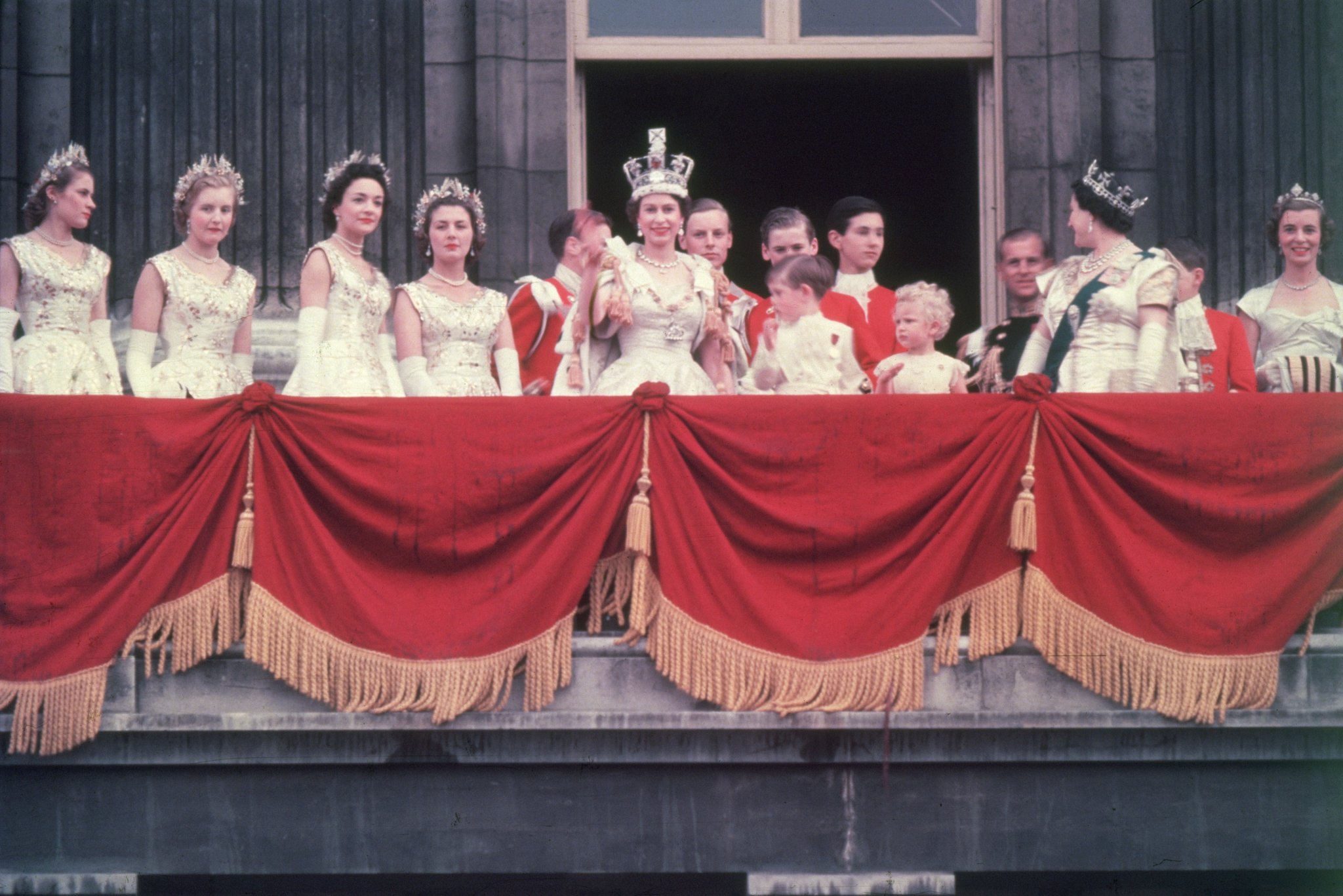 Королева Елизавета II на балконе Букингемского дворца после её коронации в июне 1953 года