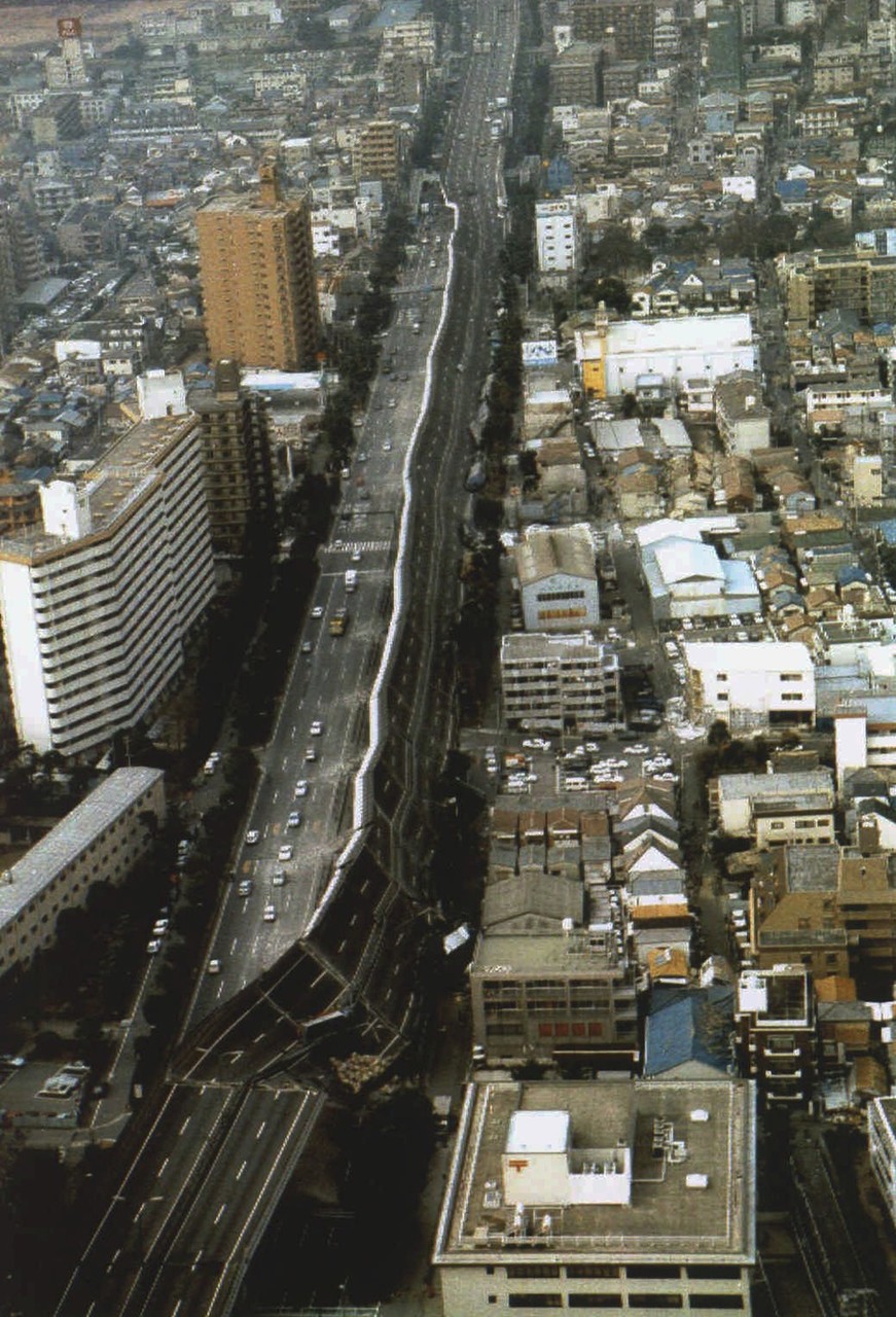 Часть рухнувшего скоростного шоссе Хансин после Великого хансинского землетрясения (или Землетрясение в Кобе), произошедшего 17 января 1995 года