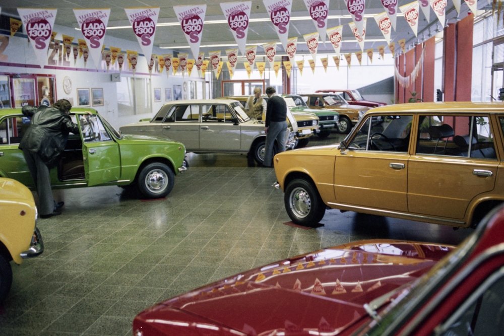 Автосалон в Хельсинки предлагает местным автолюбителям самые разные модели ВАЗ? 1980