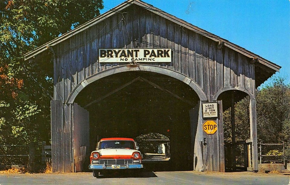Деревянный мост в Брайант-парке. Нью-Йорк, 1951 г