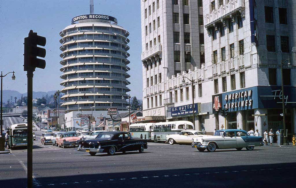 Здание Кэпитол-Рекордс на Вайн-стрит. Лос-Анджелес, 1957 год