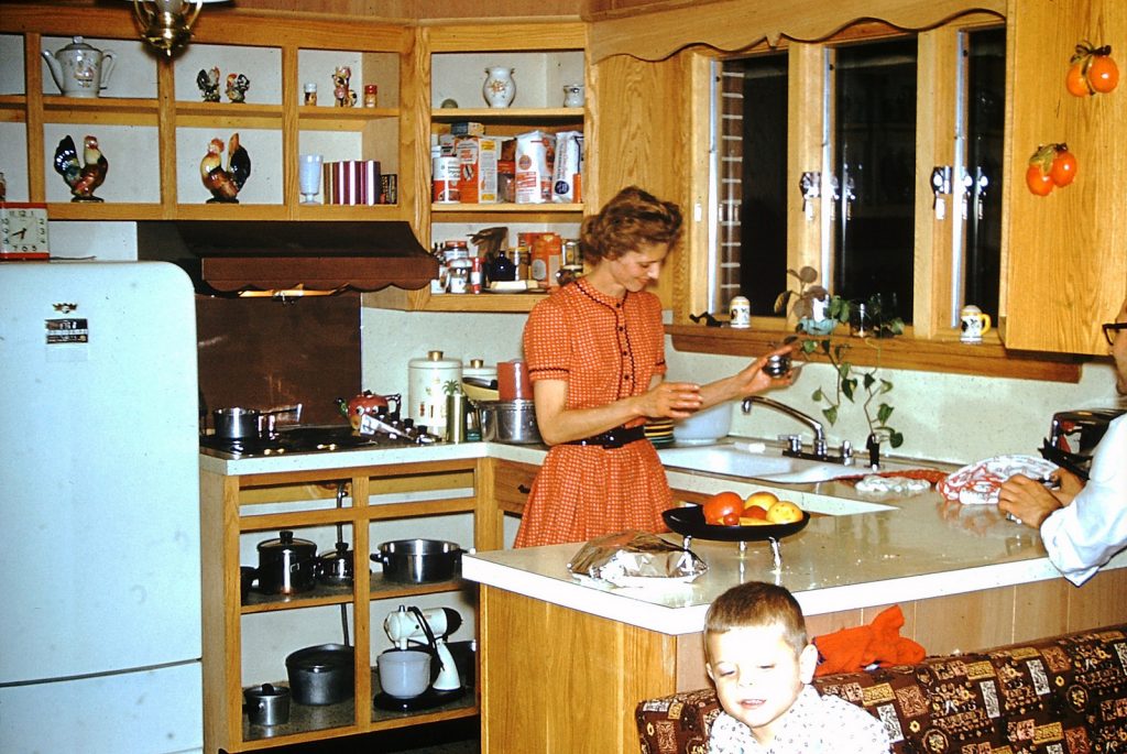 Женщина кухне готовит завтрак. Фото не датировано: