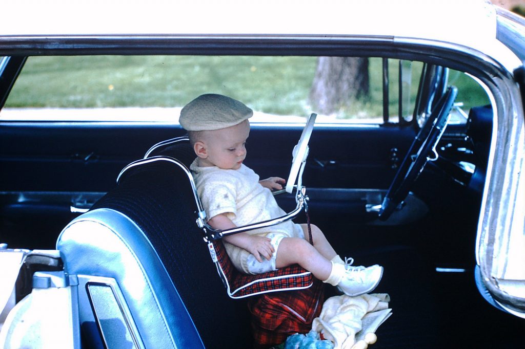 Ребенок в детском автокресле, 1958 год