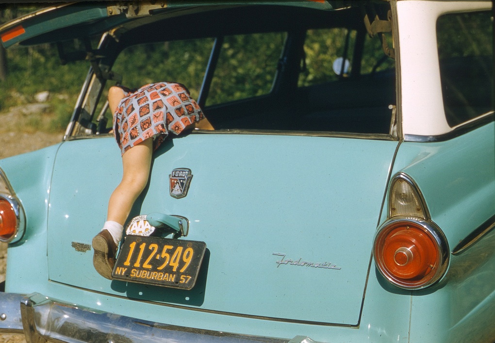 Ребенок забирается в машину, 1957 год